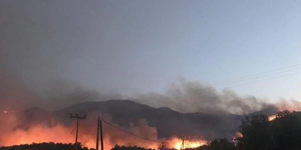 Φωτιά Ανατολική Μάνη: Εκκενώσεις οικισμών και κάμπινγκ – Μάχη με τις φλόγες
